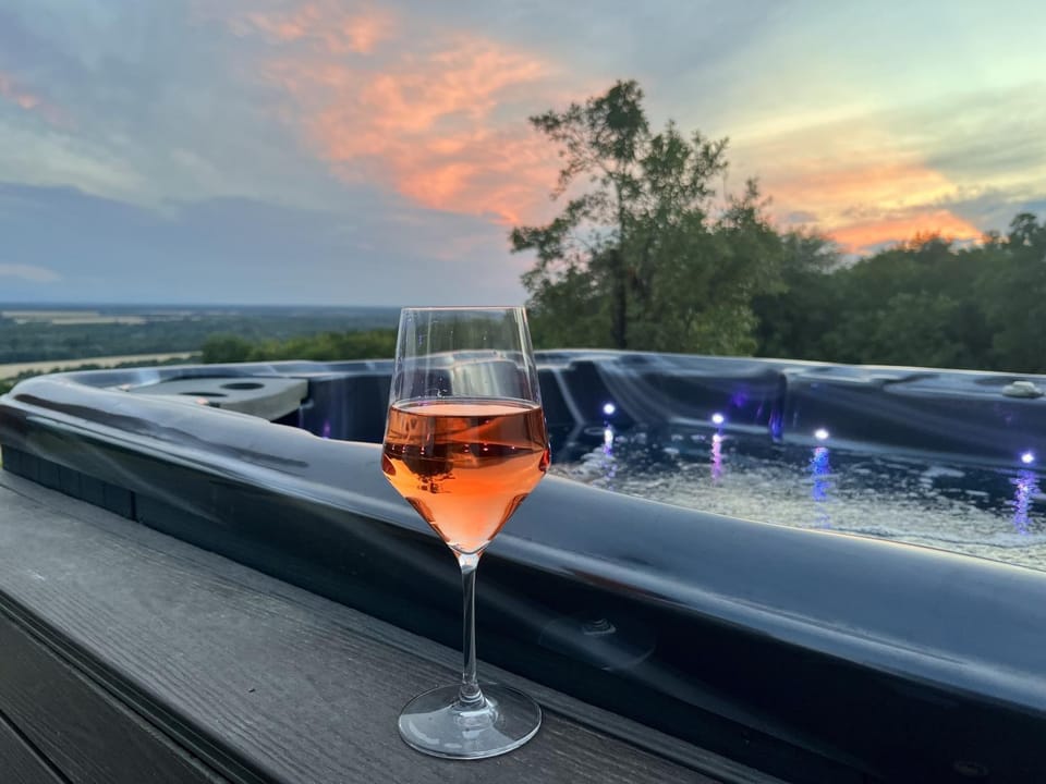 Natural landscape, Hot Tub, Food and drinks, Drinks, Alcoholic drinks, Sunrise, Sunset