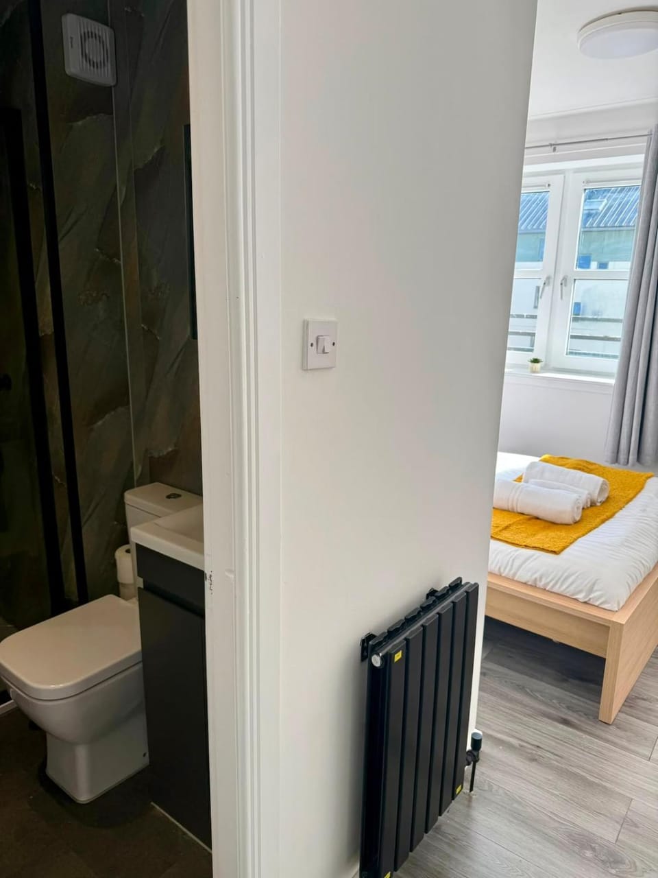 Royal Mile Holyrood 2 Bed 2 Bath Apartment in Edinburgh