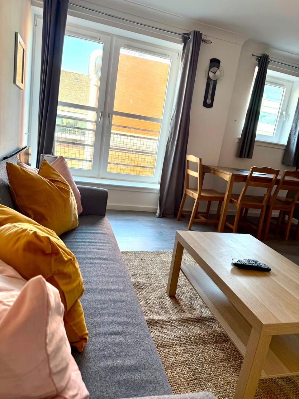 Royal Mile Holyrood 2 Bed 2 Bath Apartment in Edinburgh