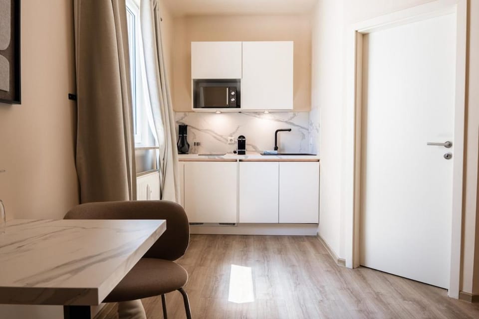 Coffee/tea facilities, Kitchen or kitchenette, Dining area, stove