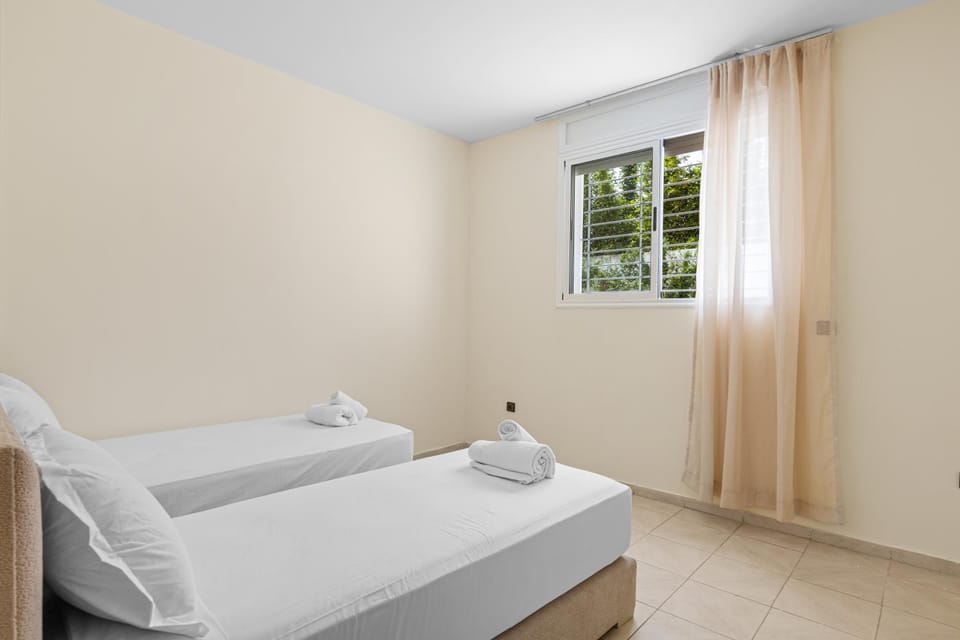Bed, Photo of the whole room, towels