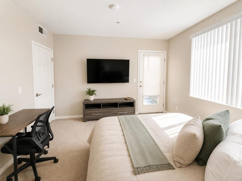 Bed, TV and multimedia, Bedroom
