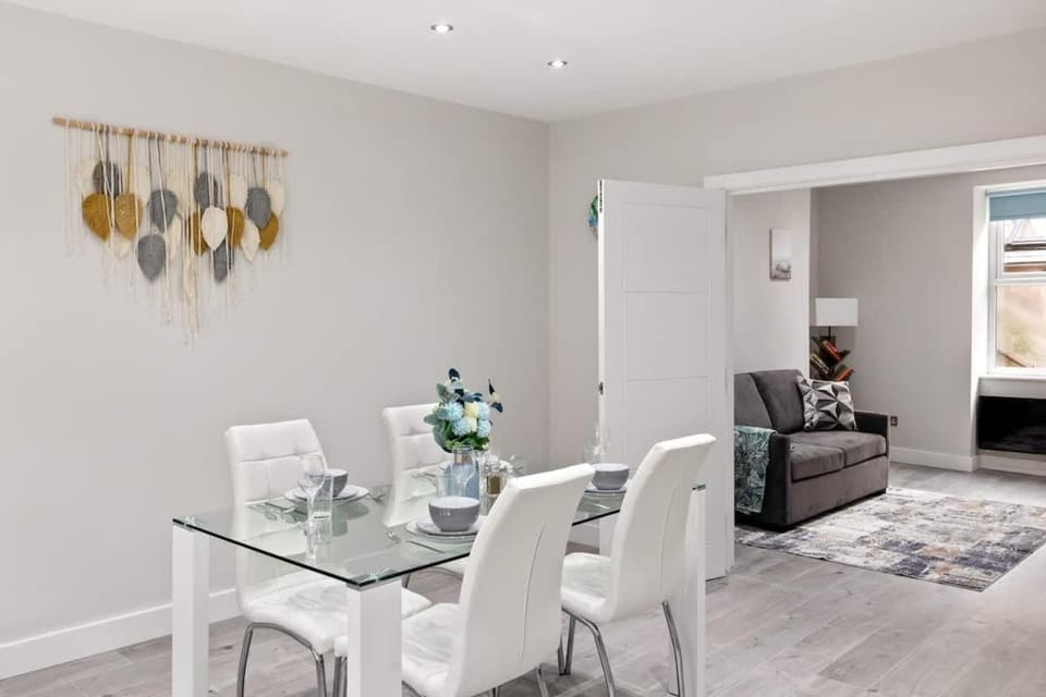 Seating area, Dining area