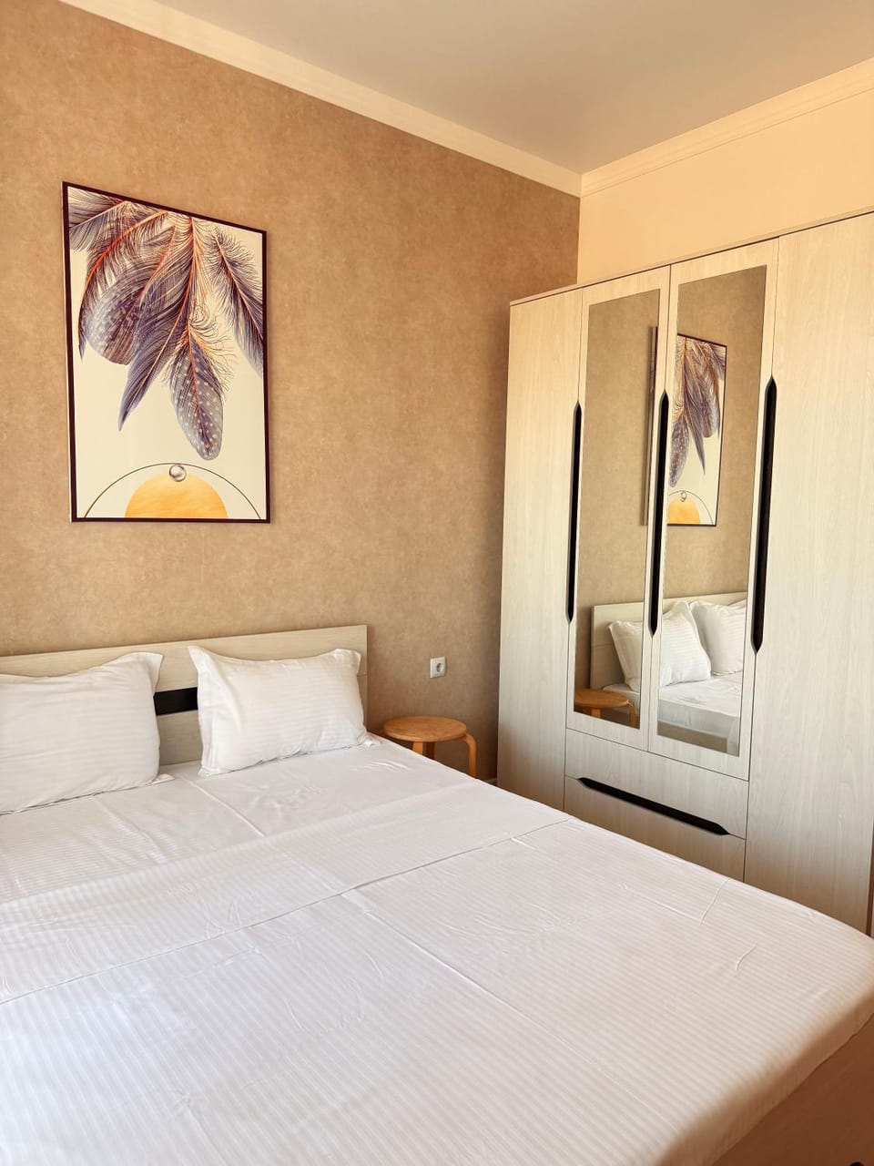 Bed, Photo of the whole room, Decorative detail, Bedroom, wardrobe