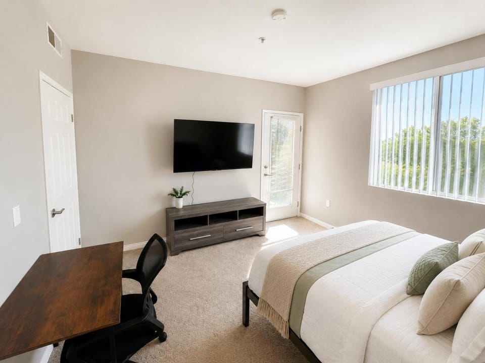 Bed, TV and multimedia, Photo of the whole room, Bedroom