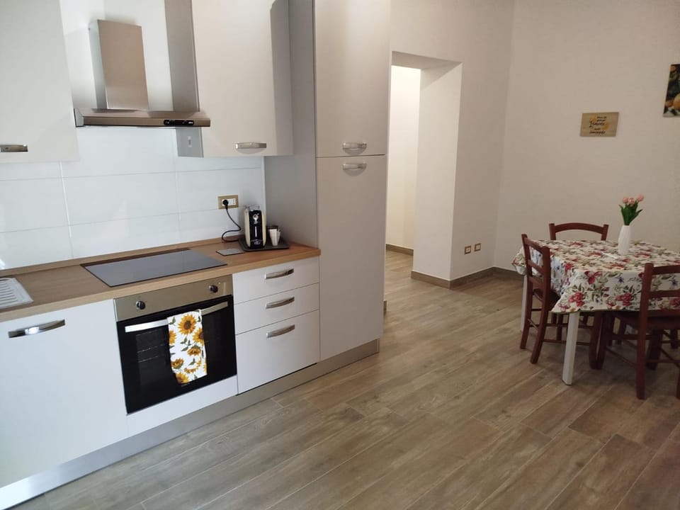 Kitchen or kitchenette, Dining area, minibar, oven, stove