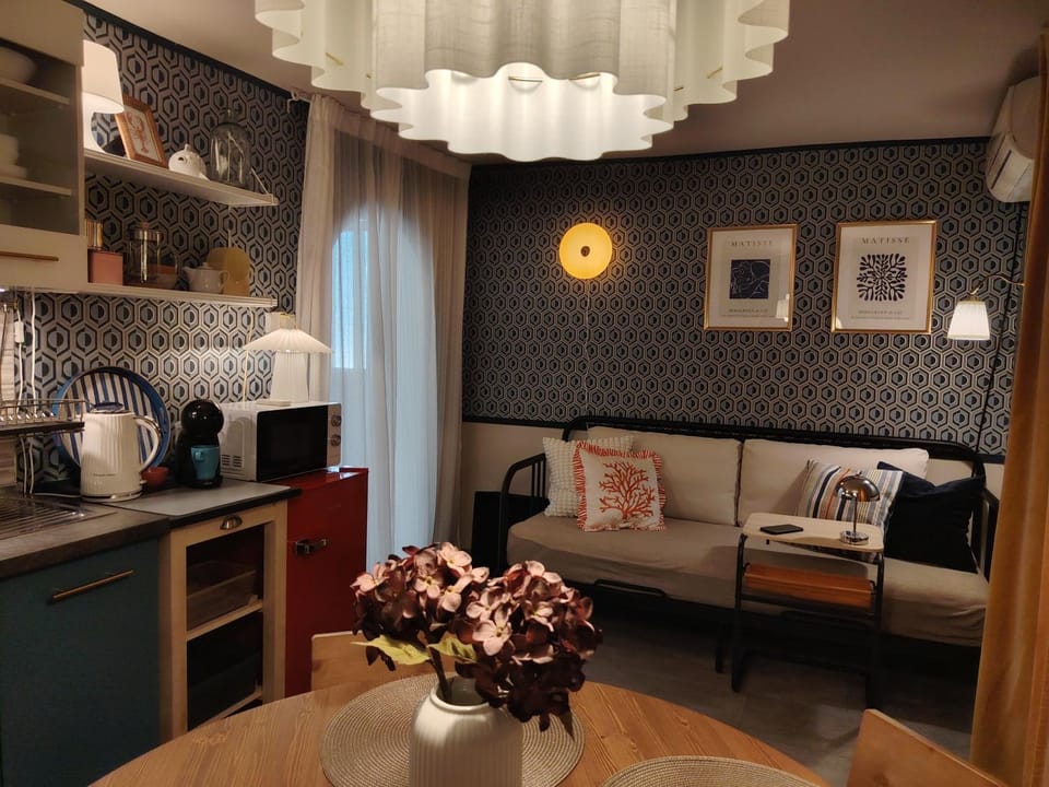 Bed, Coffee/tea facilities, Kitchen or kitchenette, Living room, Seating area, Dining area