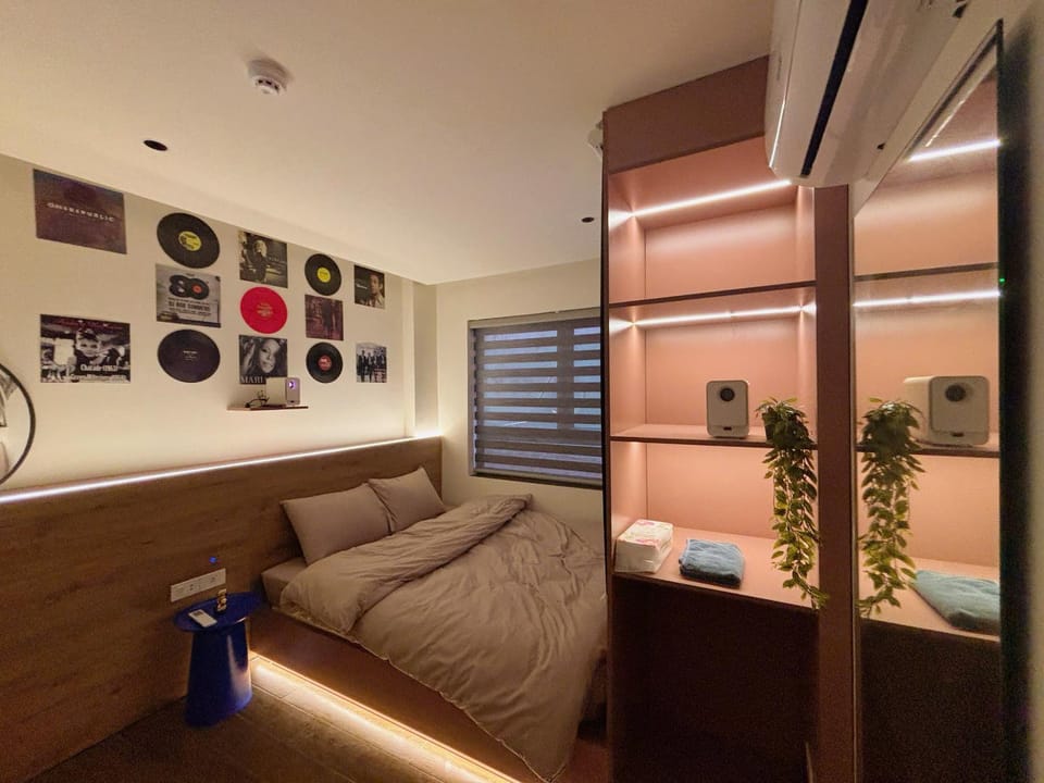 Bed, TV and multimedia, Photo of the whole room, Bedroom