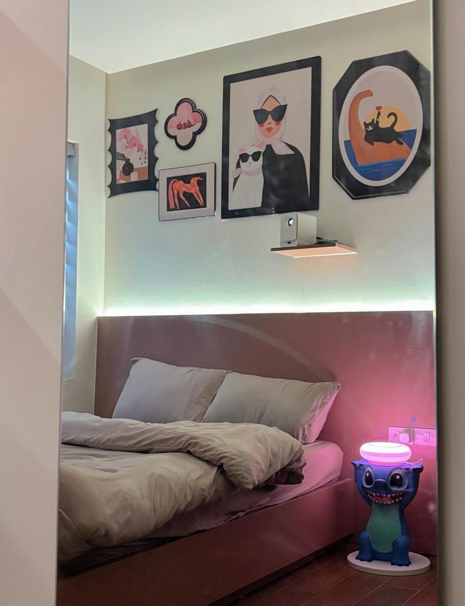 Photo of the whole room, Bedroom