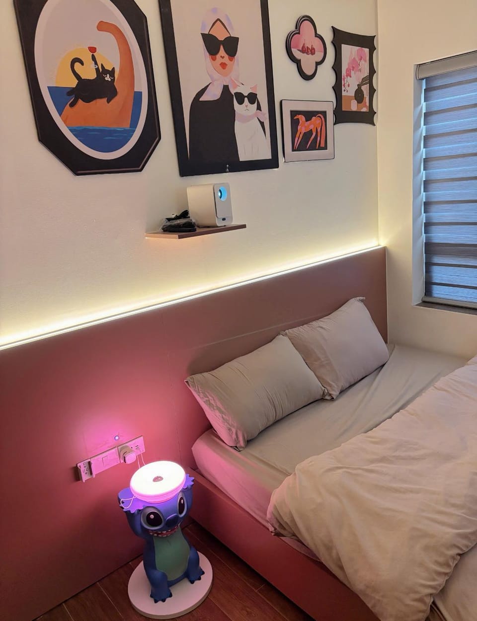 Bed, Photo of the whole room, Decorative detail, Seating area