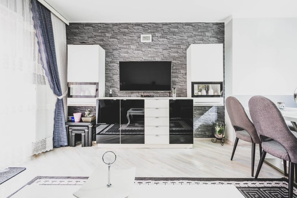TV and multimedia, Living room, Evening entertainment