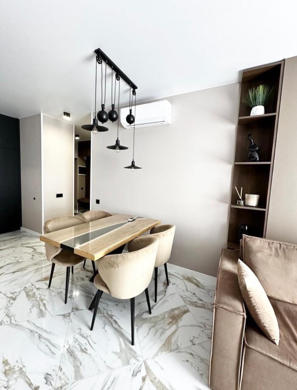 Kitchen or kitchenette, Living room, Seating area, Dining area
