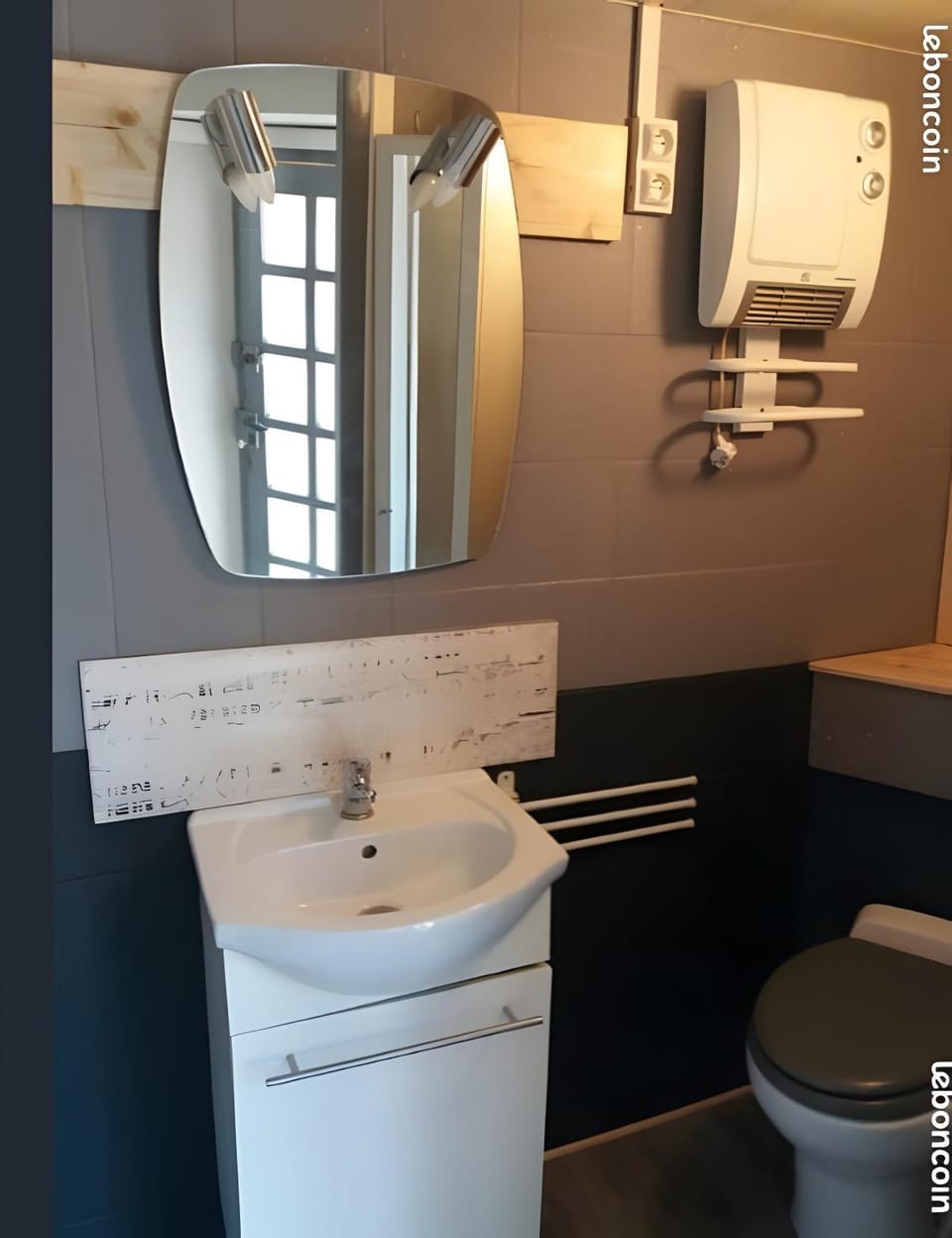 Bathroom, Living room