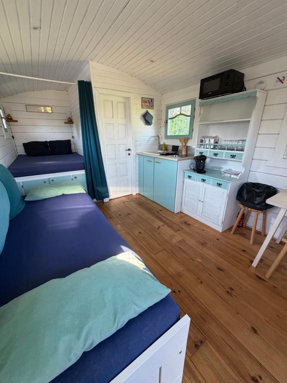 Kitchen or kitchenette, Photo of the whole room, Seating area