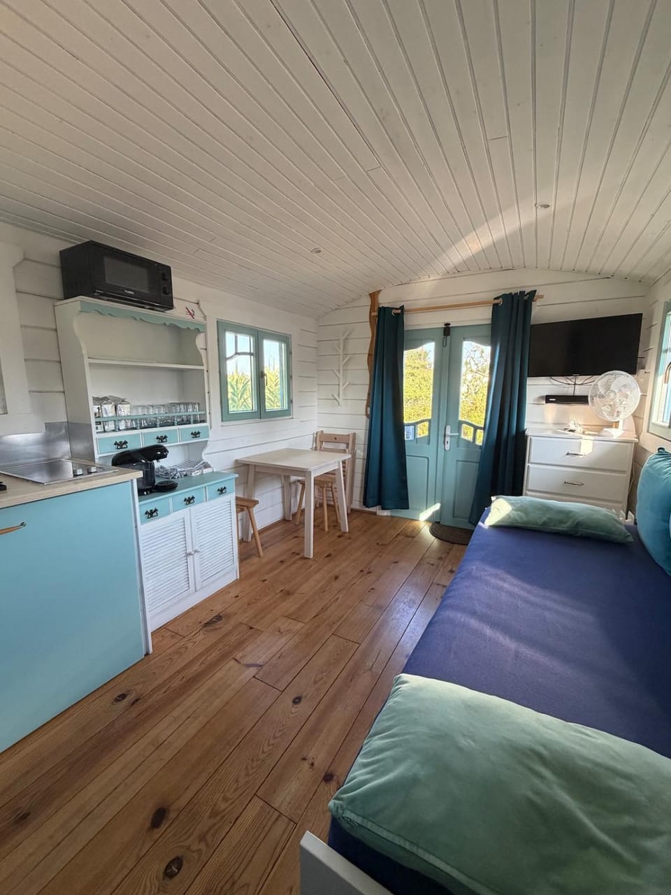 Bed, TV and multimedia, Photo of the whole room, Dining area