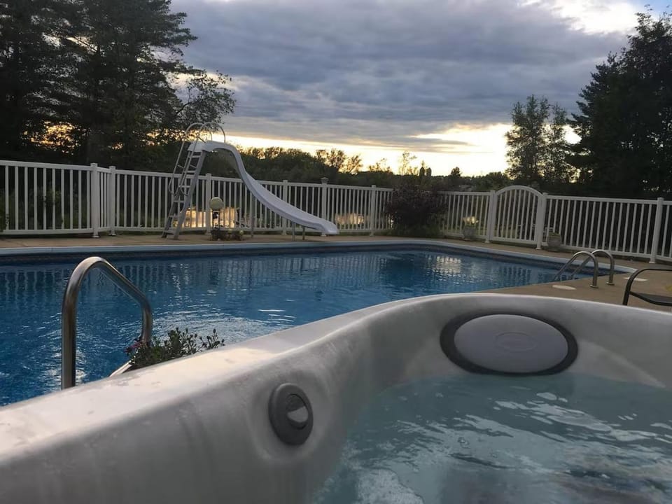Le Rez de Jardin au bord de l'eau à Magog Apartment in Magog