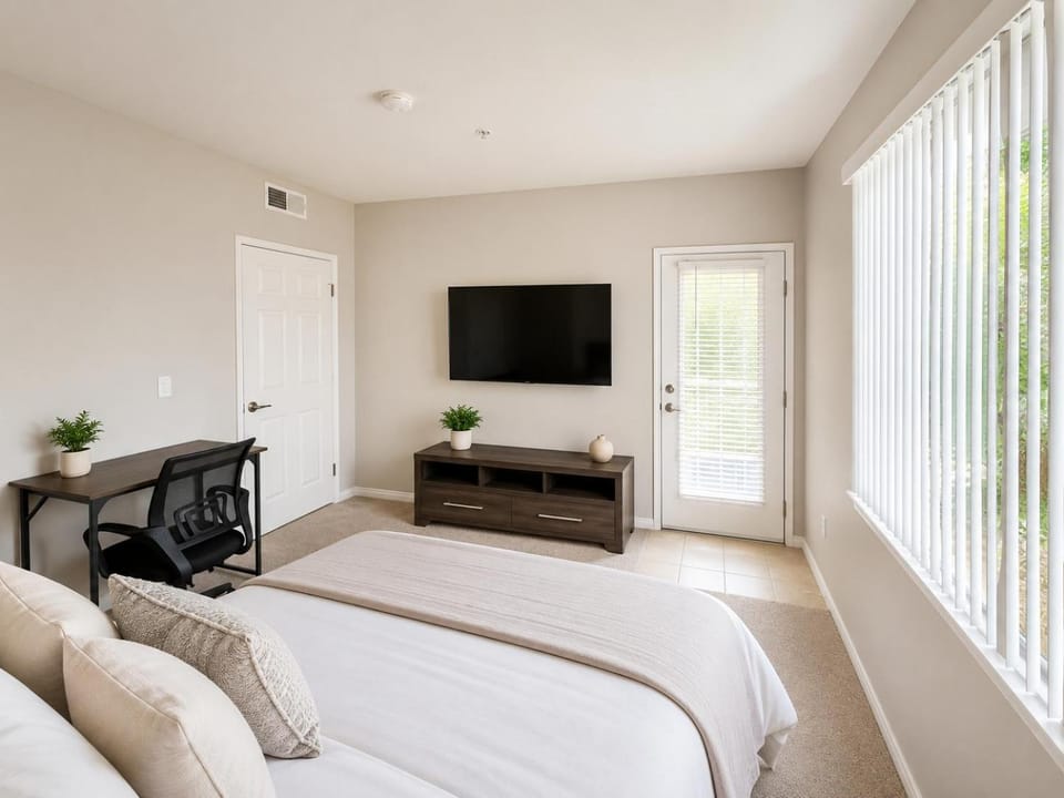 Bed, TV and multimedia, Bedroom