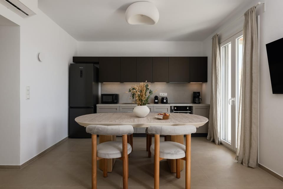 TV and multimedia, Kitchen or kitchenette, Living room, Seating area, Dining area