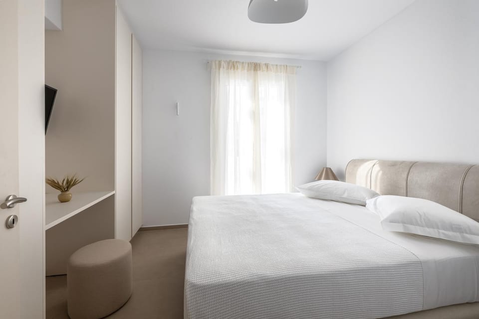 Bed, TV and multimedia, Photo of the whole room, Bedroom, towels