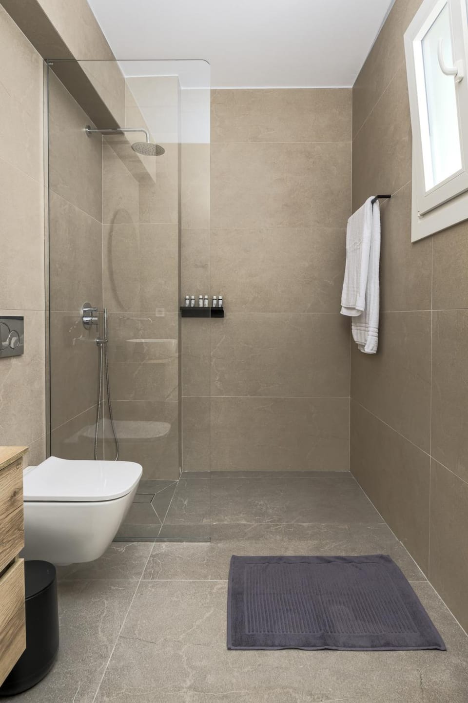 Shower, Toilet, Bathroom, towels