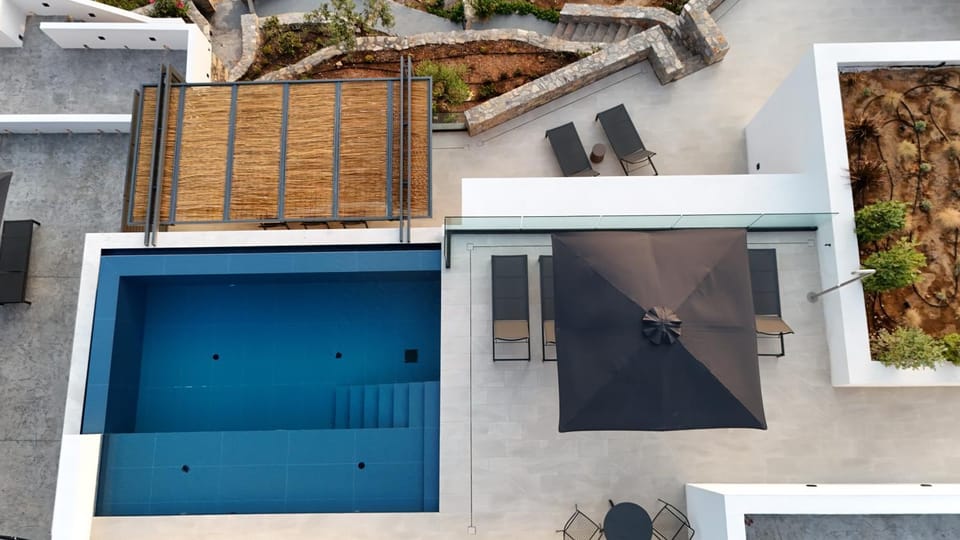 Property building, Balcony/Terrace, Swimming pool, sunbed