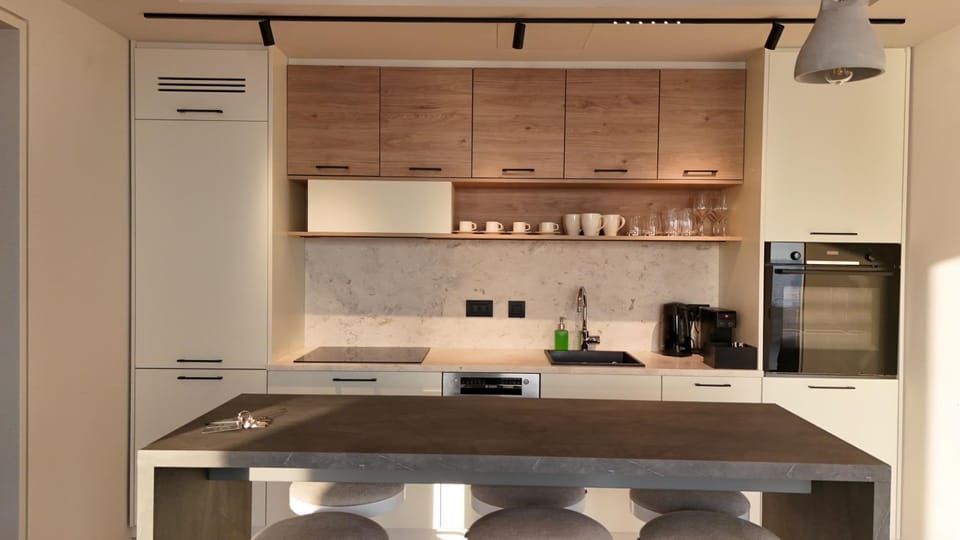 Coffee/tea facilities, Kitchen or kitchenette, oven