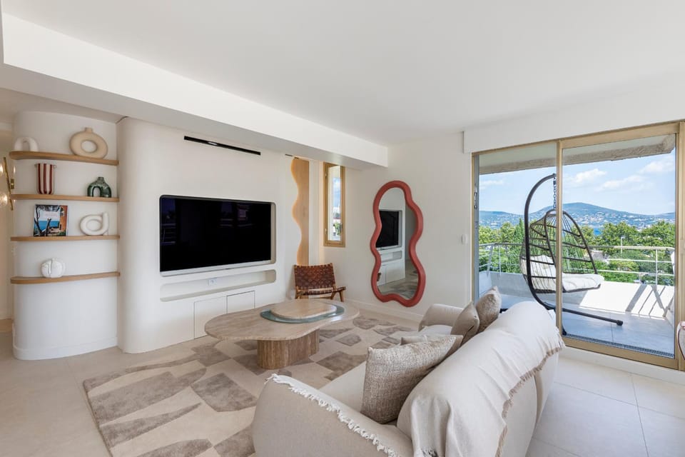 Communal lounge/ TV room, Natural landscape, TV and multimedia, View (from property/room), Balcony/Terrace, Living room, Seating area, Mountain view