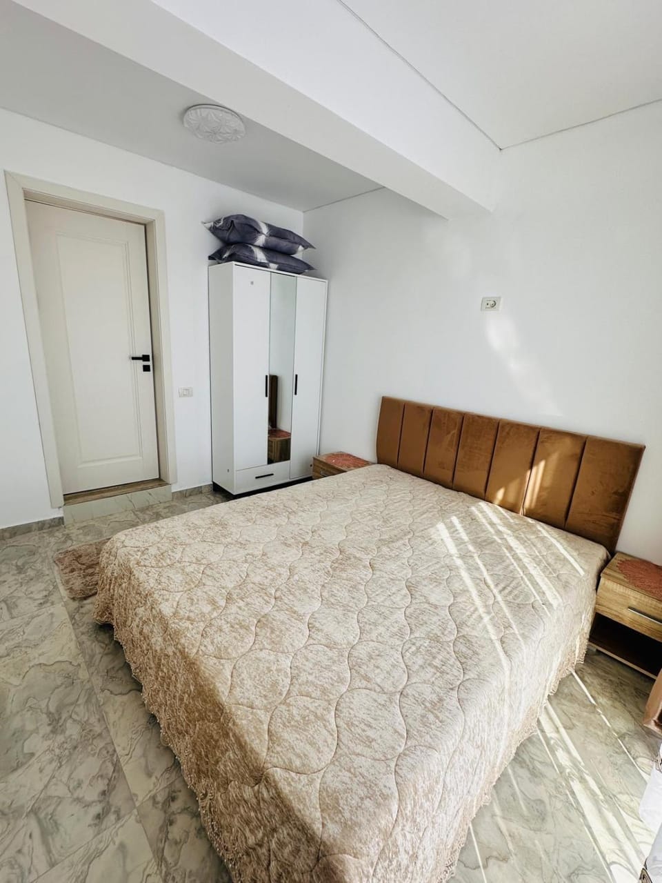 Black and white Apartaments 2 Apartment in Constanța County