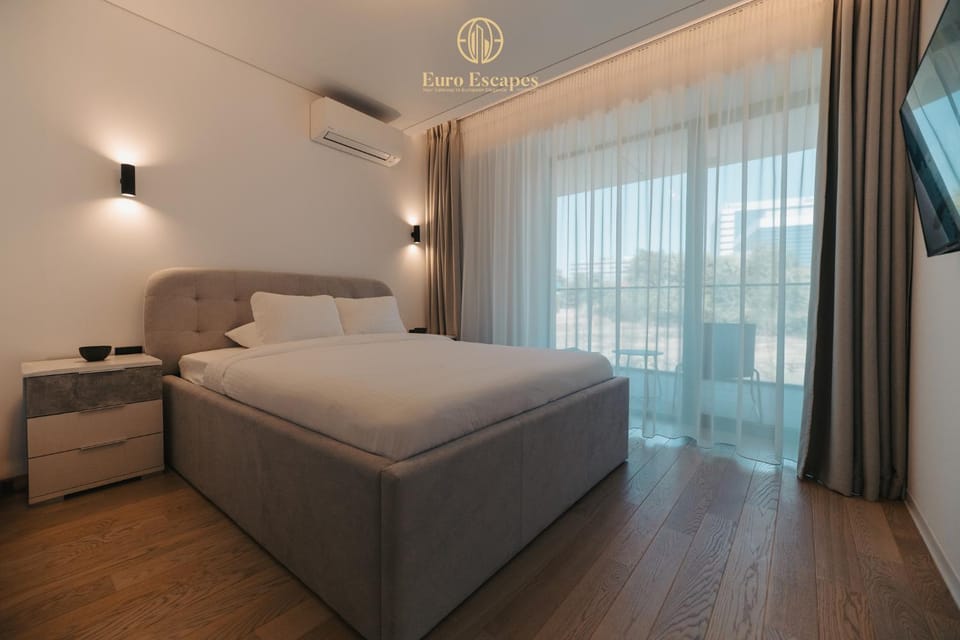 Bed, TV and multimedia, Balcony/Terrace, Photo of the whole room, Bedroom, air conditioner