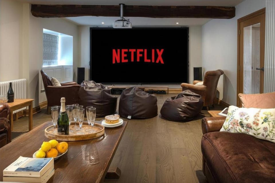 Communal lounge/ TV room, Living room, Food and drinks, Evening entertainment, Food