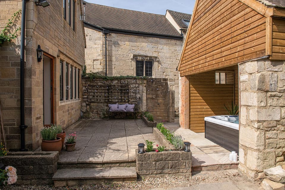 Property building, Day, Garden, Garden view, Street view, Parking