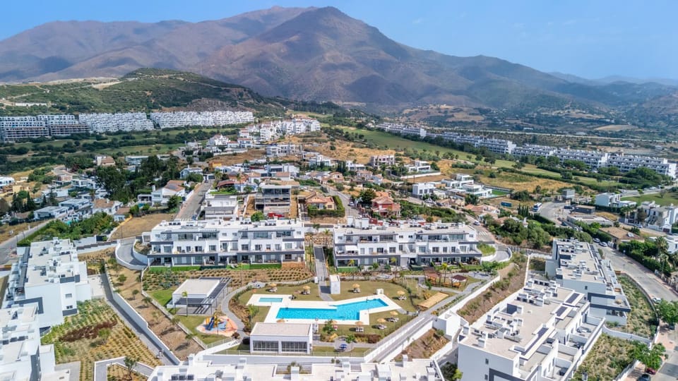 Property building, Nearby landmark, Day, Neighbourhood, Natural landscape, Bird's eye view, City view, Mountain view, Pool view, Location