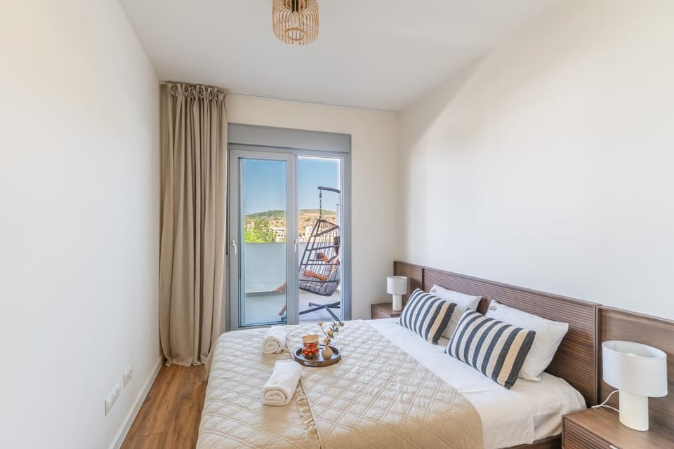 Bed, Food and drinks, Photo of the whole room, Bedroom, Food