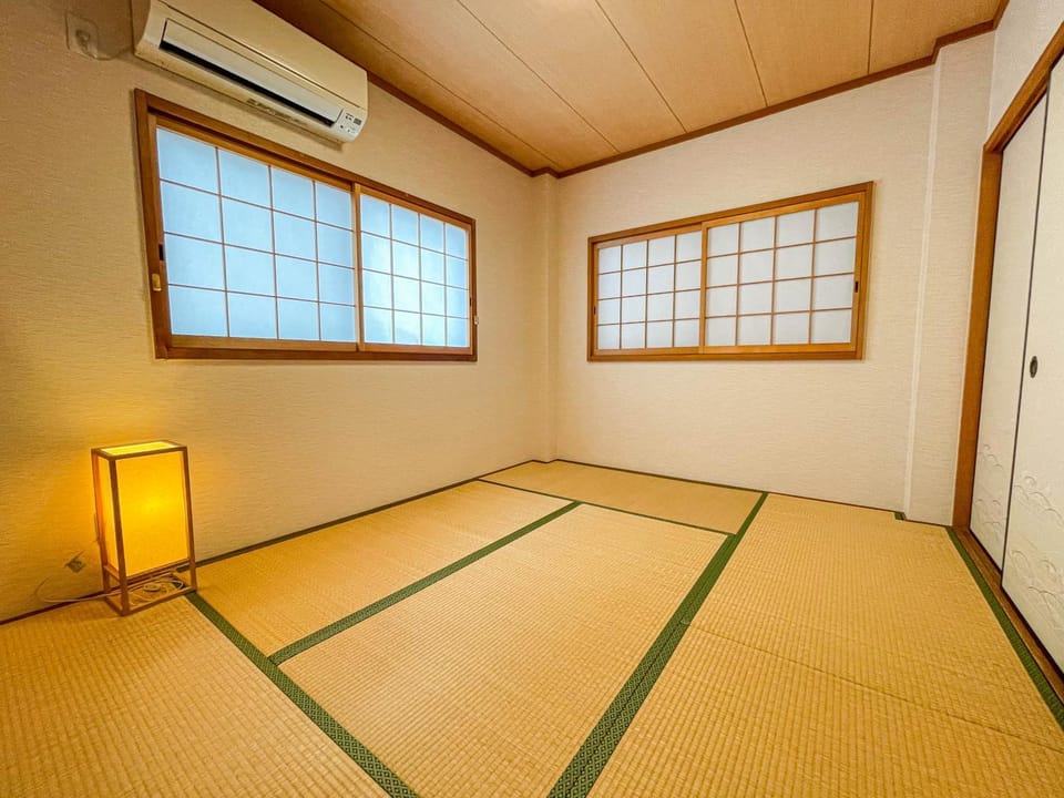 Photo of the whole room, Bedroom, air conditioner