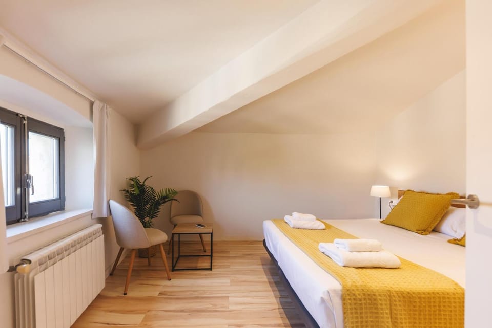 Bed, Bedroom, towels