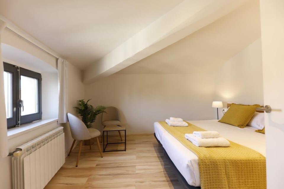 Bed, Bedroom, towels