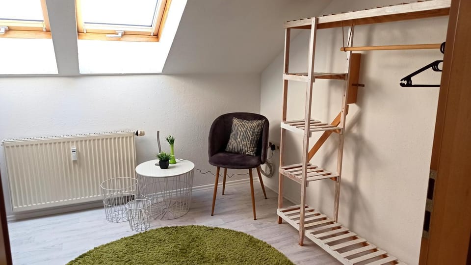 Seating area, Bedroom, wardrobe