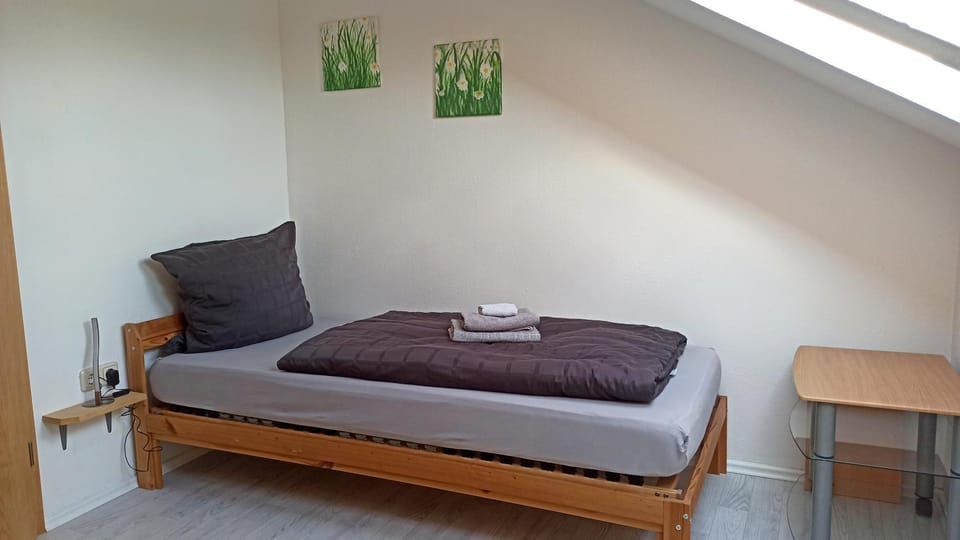 Bed, Bedroom, towels