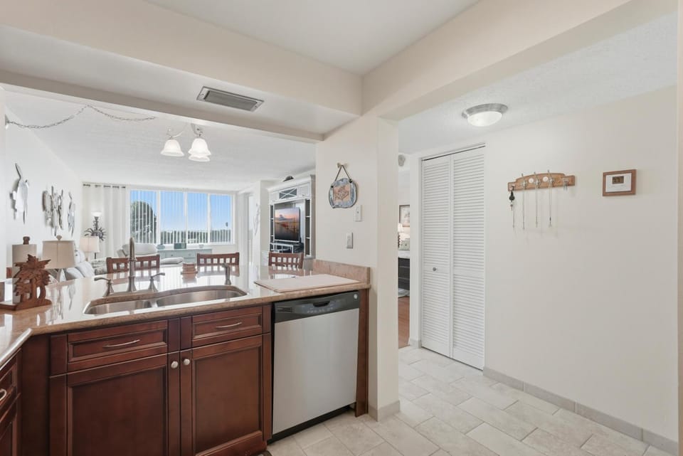 1BR Waterfront Condo Newly Renovated Apartment in Isla del Sol