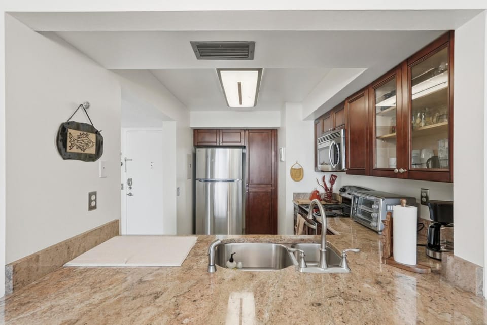 1BR Waterfront Condo Newly Renovated Apartment in Isla del Sol