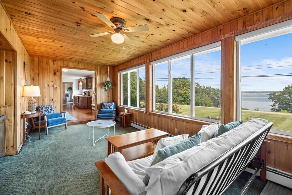 Wine Trail Retreat with Lake Access and Hot Tub House in Varick
