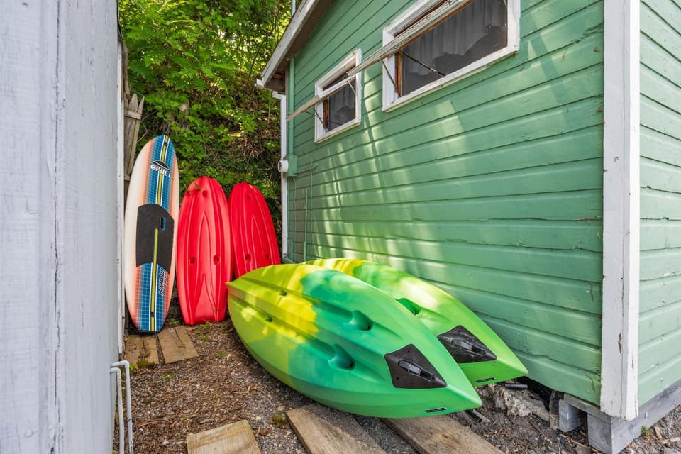 Wine Trail Retreat with Lake Access and Hot Tub House in Varick