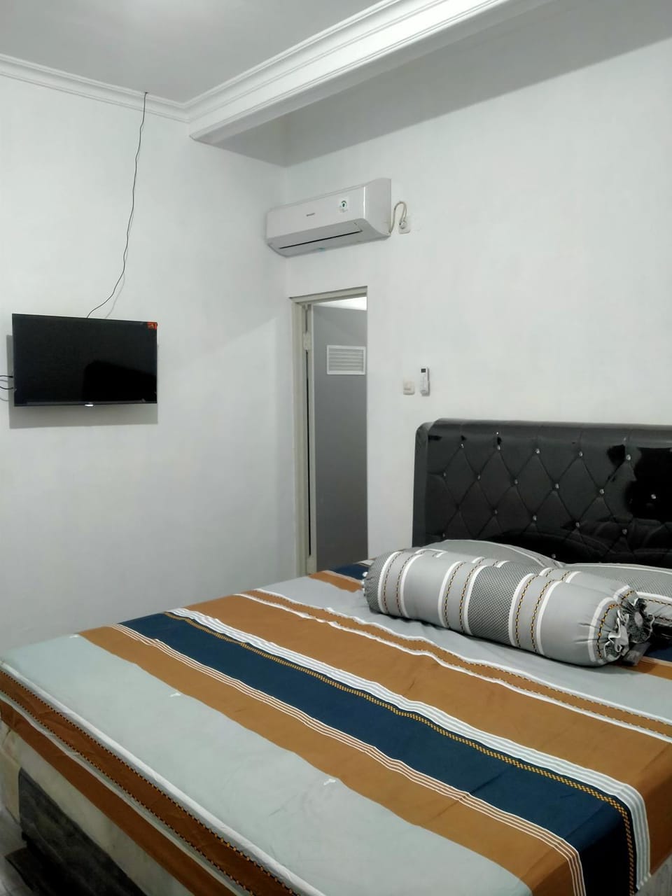 Bed, Photo of the whole room, Bedroom, air conditioner