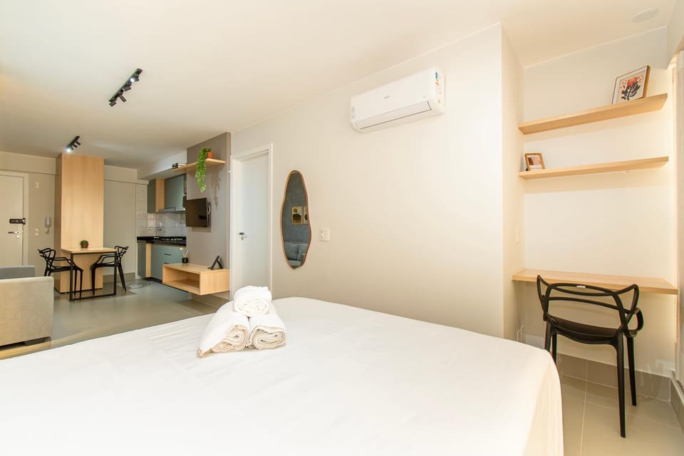 Bed, TV and multimedia, Kitchen or kitchenette, Photo of the whole room, Seating area, Dining area, Bedroom, towels, air conditioner
