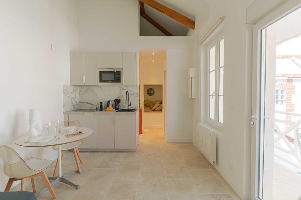 Kitchen or kitchenette, Dining area