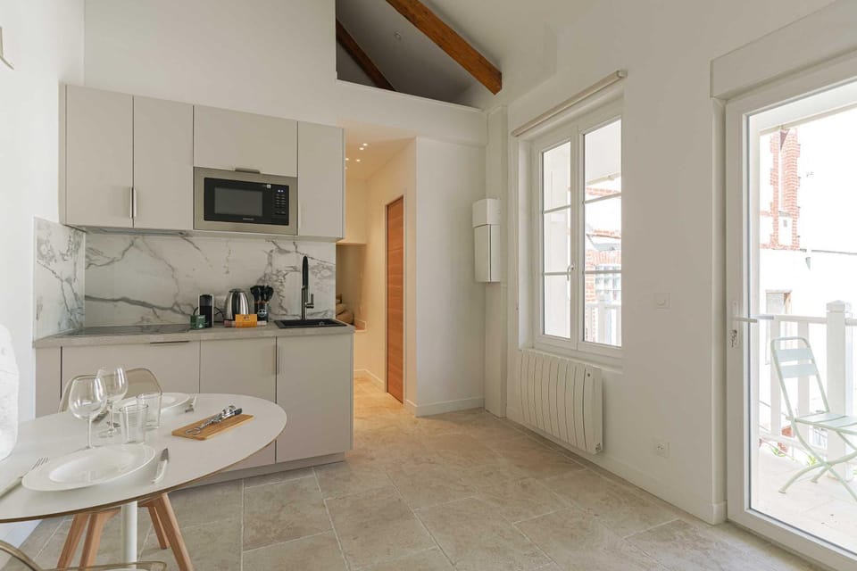 Kitchen or kitchenette, Dining area
