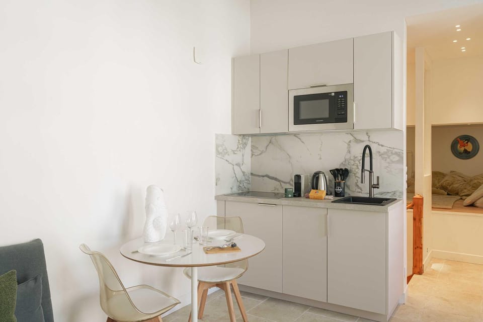 Kitchen or kitchenette, Dining area