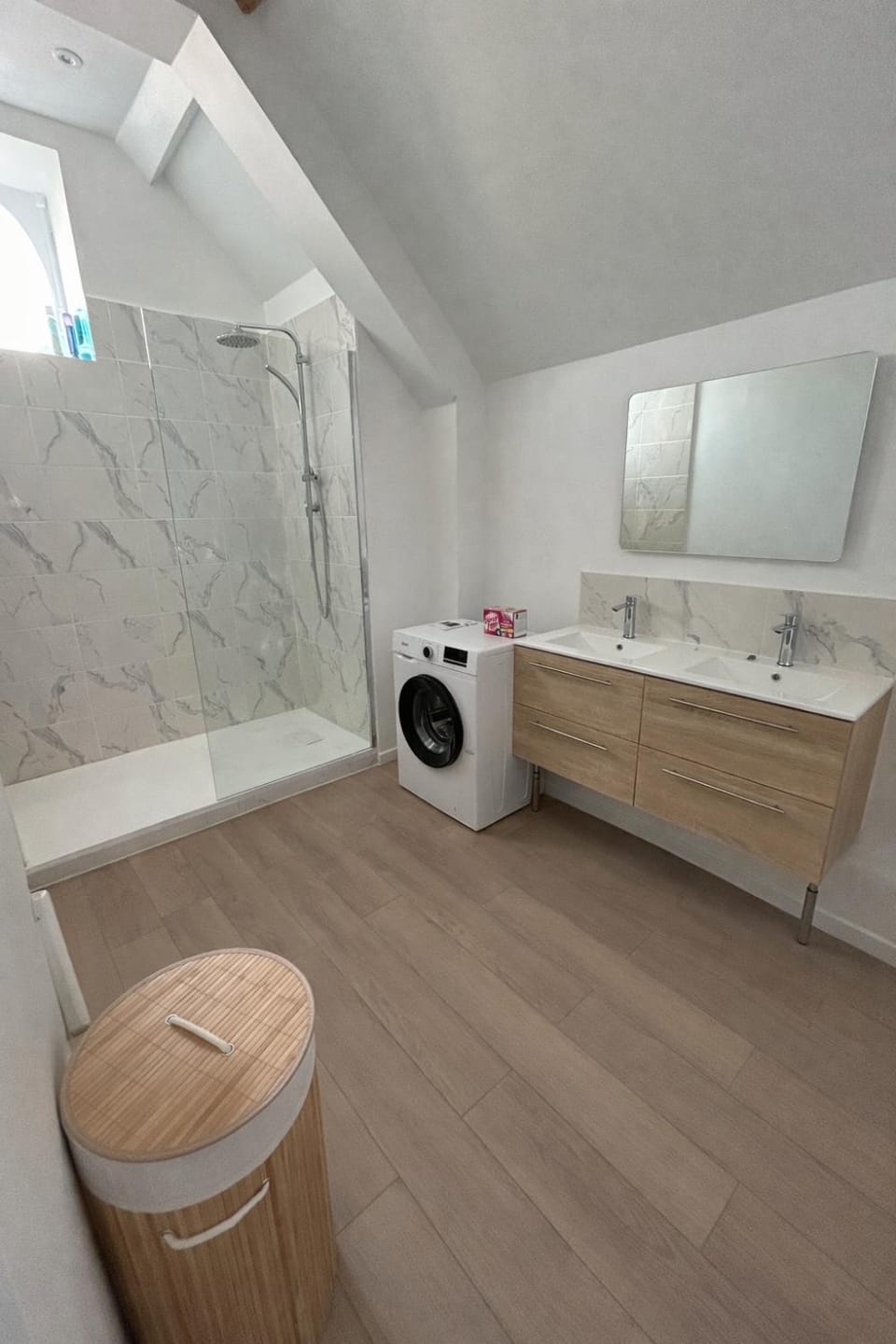 Bathroom, towels, washing machine