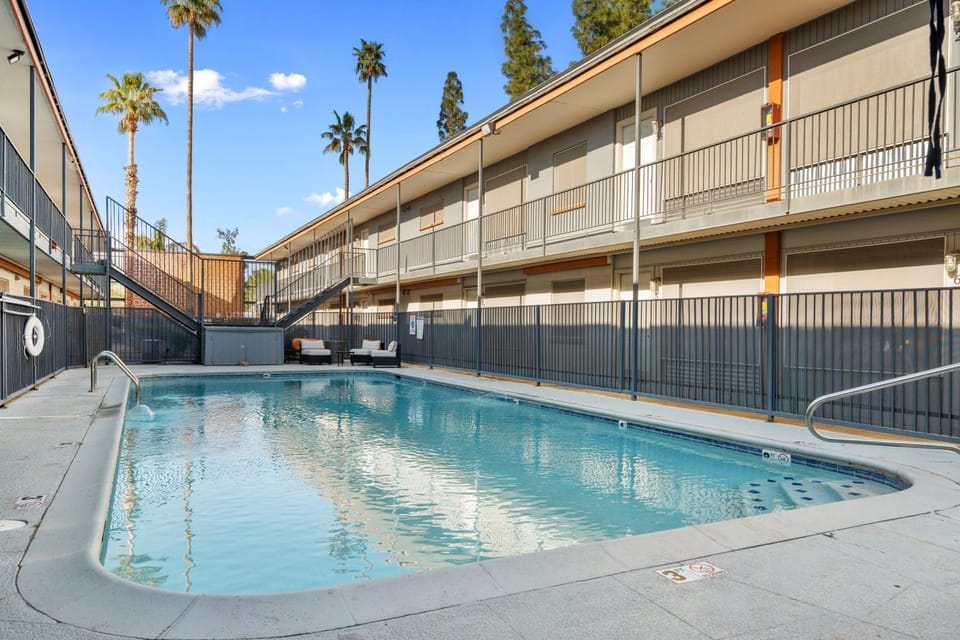 Swimming pool, sunbed