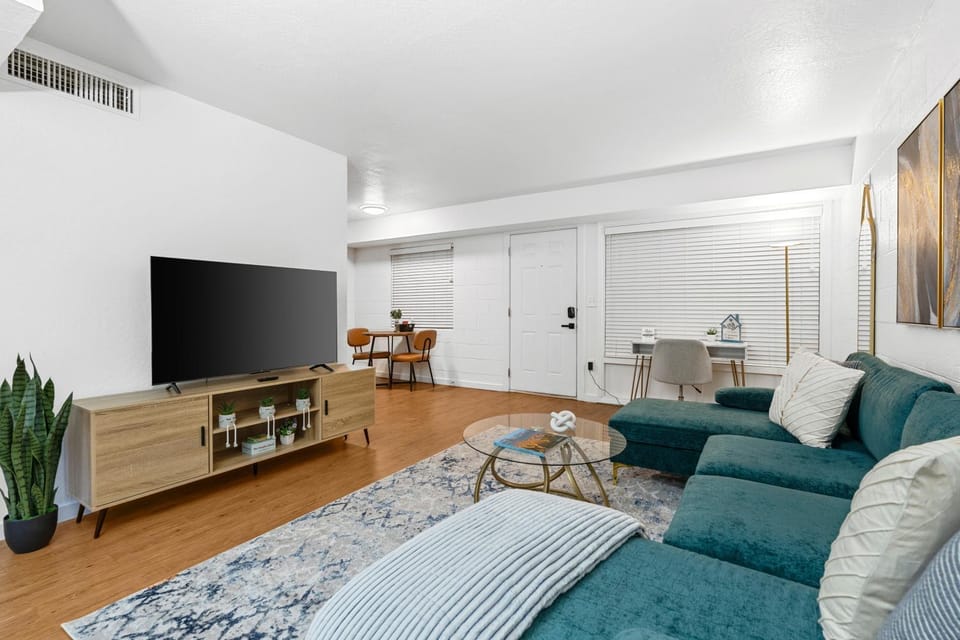 TV and multimedia, Living room, Seating area, Evening entertainment